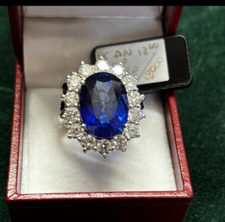 Anello con Zaffiro contornato di brillanti