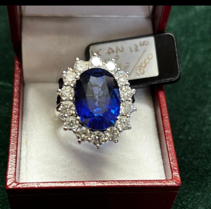 Anello con Zaffiro contornato di brillanti