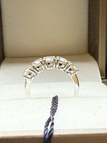 Anello con diamanti